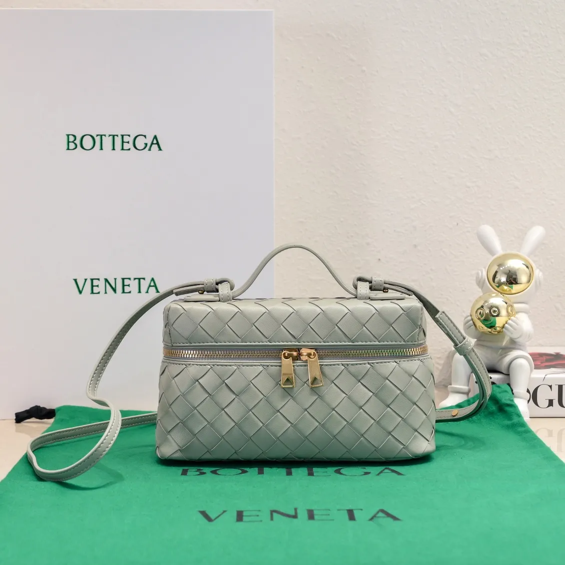 Batch 1360 Bottega Veneta 24 spring and summer woven zipper crossbody bag. A crossbody bag that can be used as a cosmetic bag. The exquisite weaving and compact body are an indispensable accessory for the upcoming summer. The double zipper also better protects the bag. It has a large capacity. If you like it, don’t miss it. Style number: 9109 Size: 22*12.5*5cm